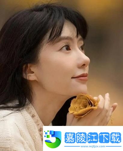 中午媽媽在廚房做飯美食香氣細節(jié)揭秘，孩子：滿懷期待享受家的味道令人難忘！